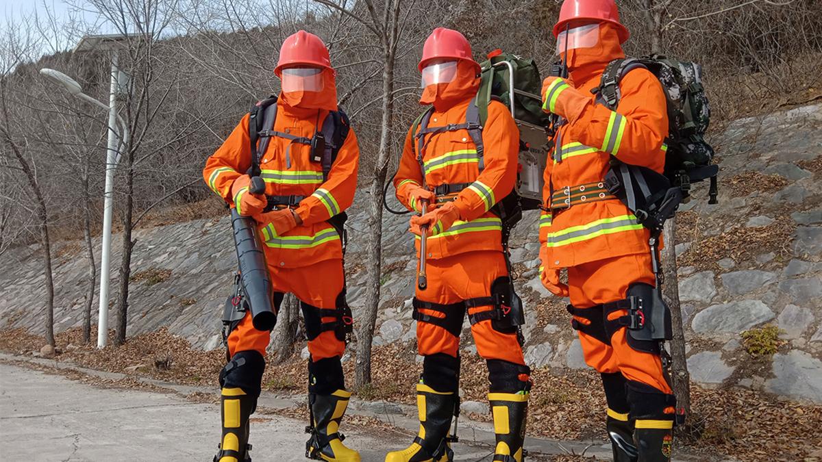 Imagen de la noticia: Los bomberos en China ya llevan exoesqueletos con ventajas sobrehumanas, y así funcionan