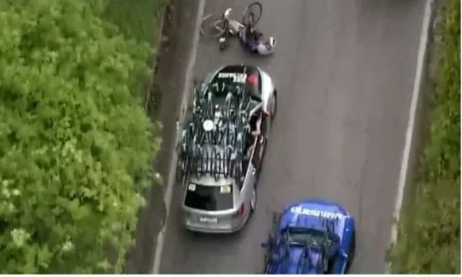 Imagen de la noticia: El impactante momento en que un carro atropelló a un ciclista en el Giro de Italia.(video)