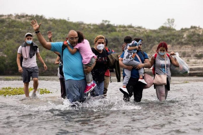 Imagen de la noticia: ¿Por qué los venezolanos prefieren vivir el drama de llegar a pie a Estados Unidos que migrar a países de América Latina?