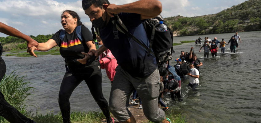 Imagen de la noticia: Profesionales venezolanos pagan hasta US$3.000 para cruzar frontera de Estados Unidos