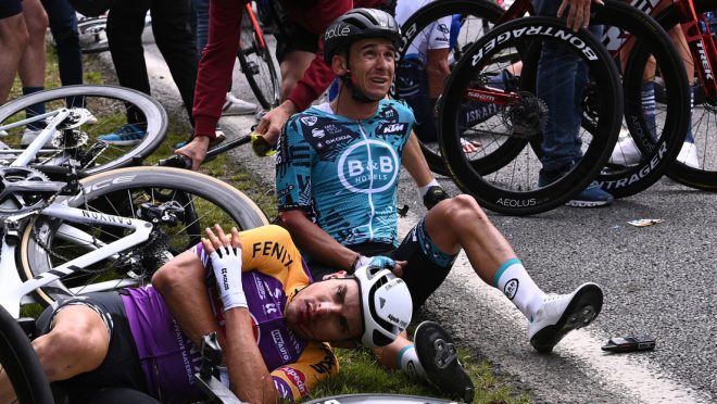 Imagen de la noticia: Tour de Francia: Comite organizador demandará a la espectadora que causó la masiva caída de los ciclistas