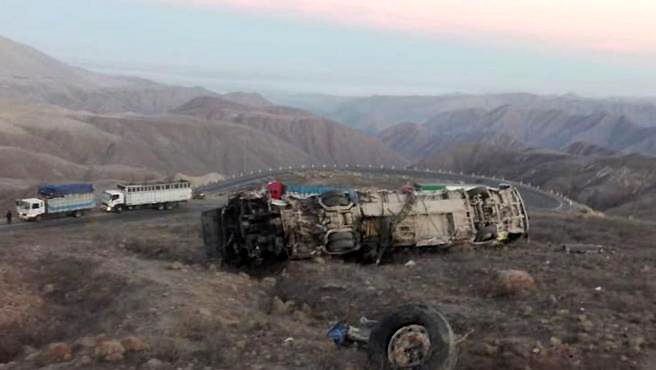 Imagen de la noticia: Perú: 17 muertos y 14 heridos al caer un autobús por un precipicio