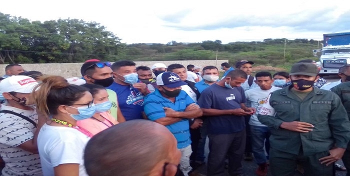 Imagen de la noticia: Transportistas cierran la Lara-Zulia por irregularidades en el suministro de combustible