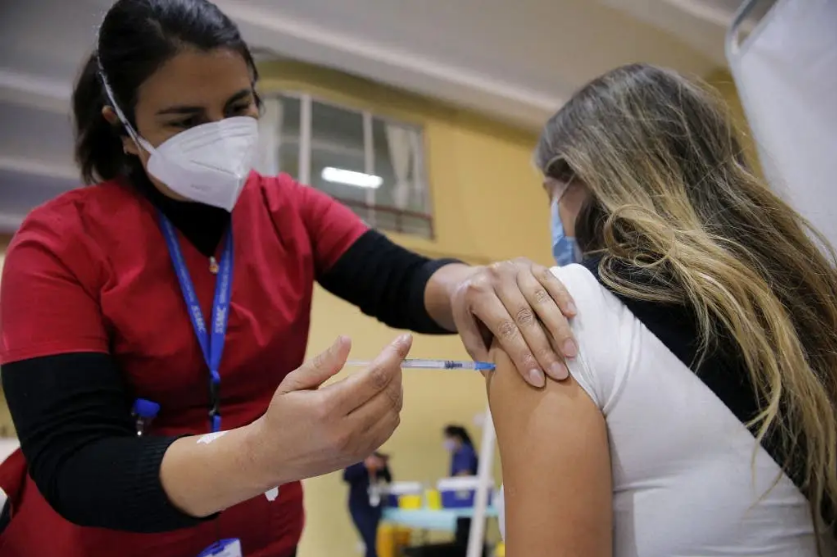 Imagen de la noticia: Chile: Los requisitos que exigen a los venezolanos irregulares para vacunarse