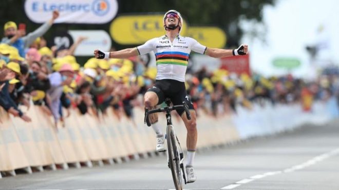 Imagen de la noticia: Ciclismo: Julian Alaphilippe gana etapa 1 en el inicio del Tour de Francia