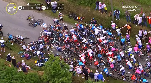 Imagen de la noticia: Tour de Francia: Joven imprudente provocó caída masiva en la primera etapa.(vídeo)