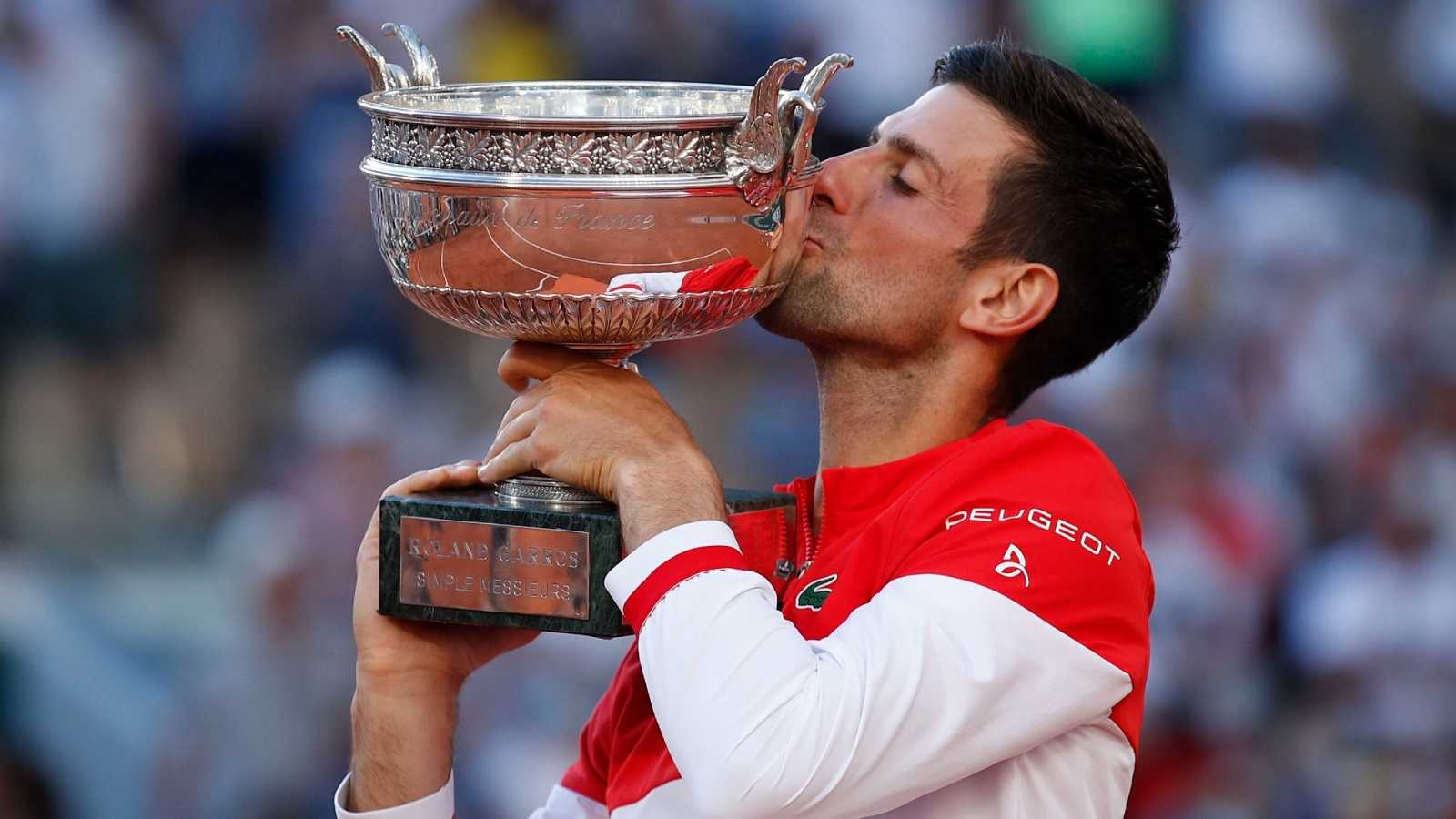 Imagen de la noticia: Tenis: Djokovic conquista Roland Garros, su 19º Grand Slam, tras ganar a Tsitsipas en la final