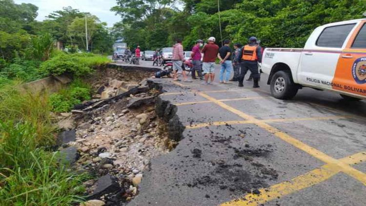 Imagen de la noticia: Estado Táchira: Fallecen padre e hijo (cuatro añitos) al caer desde una falla de borde