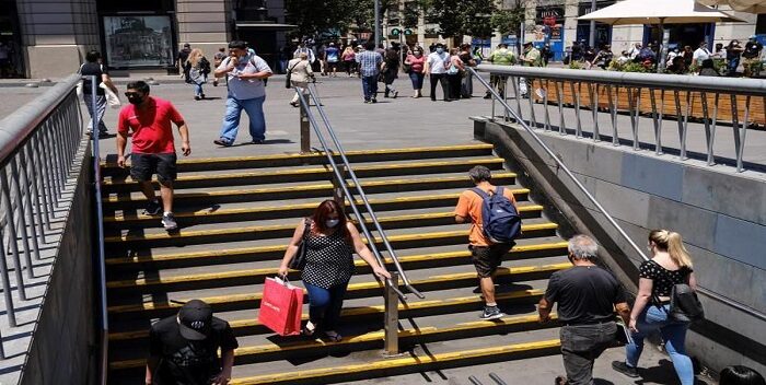 Imagen de la noticia: Chile: Santiago de Chile vive su primer fin de semana sin cuarentena desde marzo