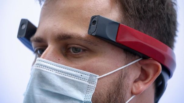 Imagen de la noticia: Un nuevo implante conecta una cámara al cerebro de una persona ciega