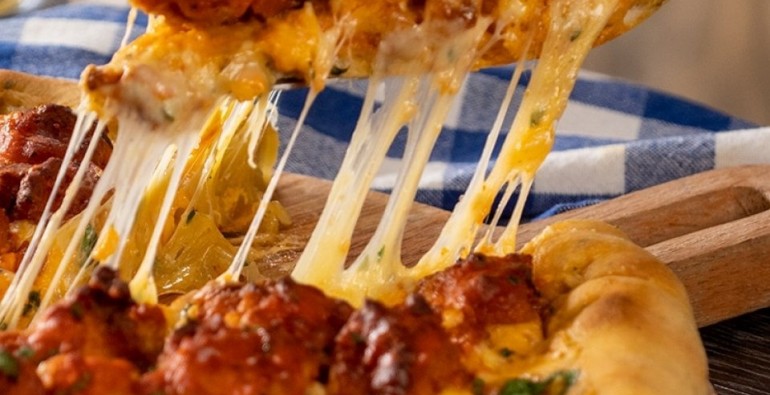 Imagen de la noticia: Pizza de pollo Búfalo con orilla de queso