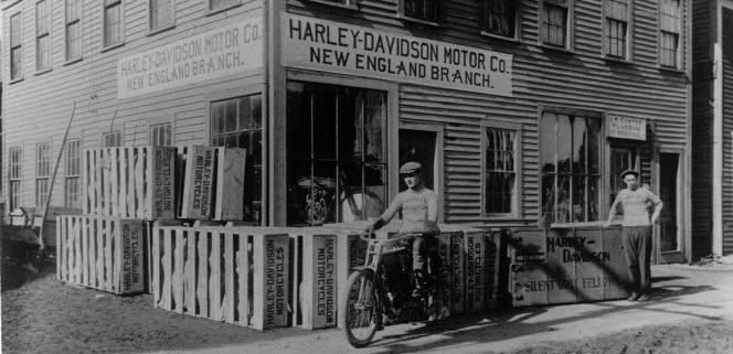 Imagen de la noticia: Un día como hoy, 28 de agosto en la historia: 1903 se funda en Estados Unidos la Harley-Davidson Motor Company. Harley-Davidson es la marca de un conocido fabricante de motocicletas de Estados Unidos.