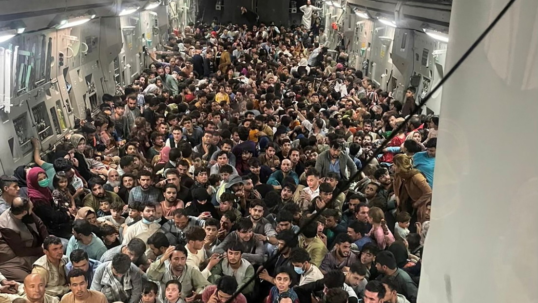 Imagen de la noticia: Afganistán: Más de 640 afganos hacinados en el interior de un Boeing militar estadounidense que despegó de Kabul tras la llegada de los talibanes.(foto/vídeos)
