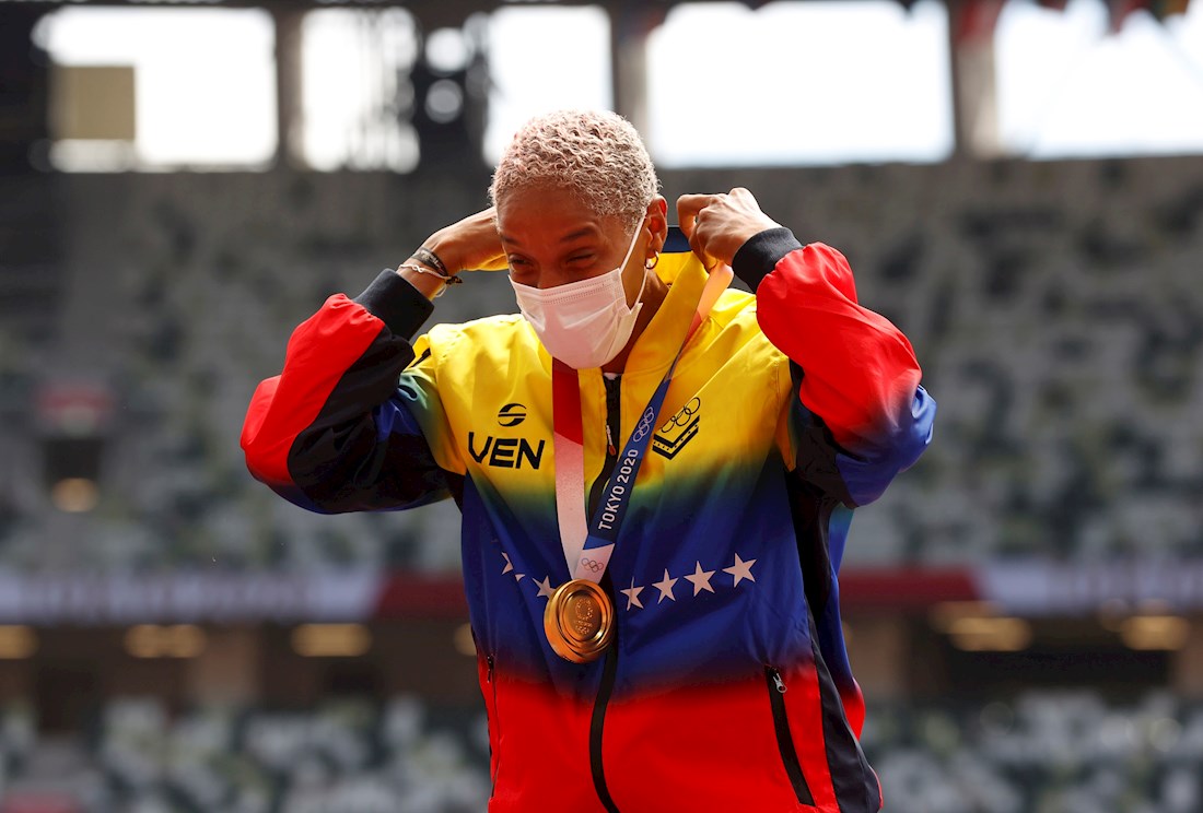 Imagen de la noticia: Juegos Olímpicos de Tokio: Así fue la premiación dorada de Yulimar Rojas.(vídeo)