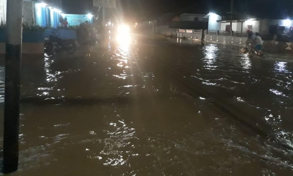 Imagen de la noticia: Estado Aragua: Ocumare de la Costa es una de las localidades más afectadas por las lluvias: quedó incomunicada.(fotos/vídeo)