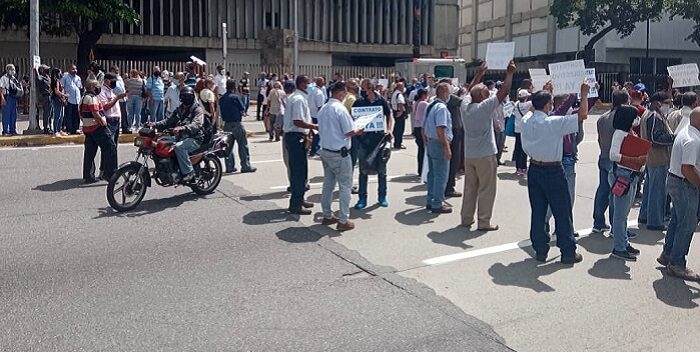 Imagen de la noticia: Caracas: Trabajadores y jubilados de Cantv trancaron la avenida Libertador en protesta por bajos salarios