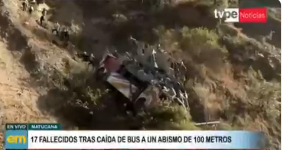 Imagen de la noticia: Perú: Al menos 17 pasajeros muertos luego que un autobús cayera por un barranco.(vídeo)