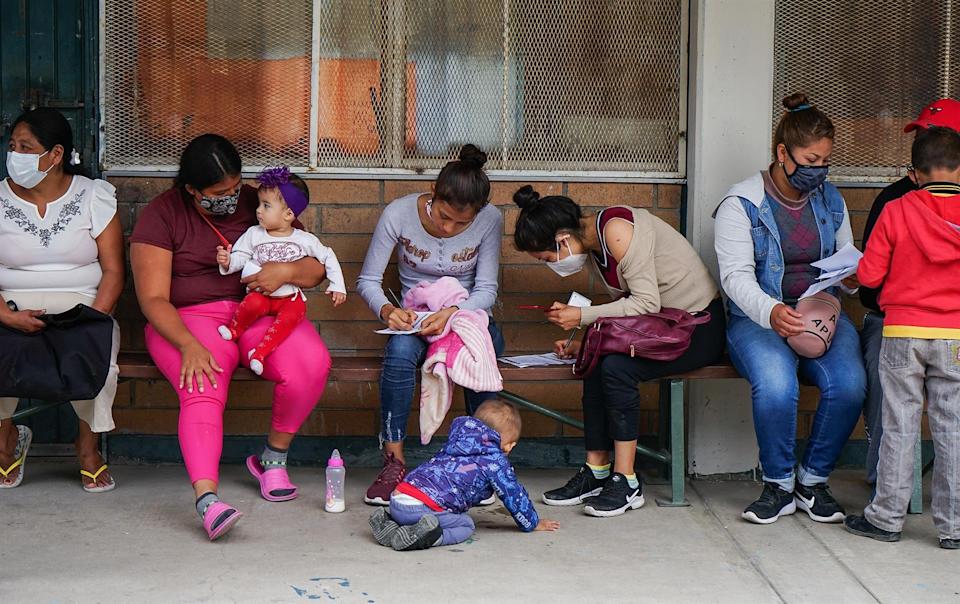 Imagen de la noticia: EE.UU: Juez considera ilegal expulsar a familias migrantes sin dejarles pedir asilo