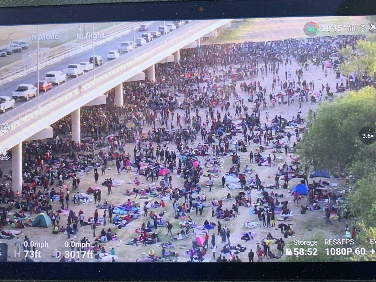 Imagen de la noticia: Venezolanos y otros miles de migrantes (casi 9 mil) esperan ser detenidos bajo el Puente Internacional Del Río en Texas.(vídeo)