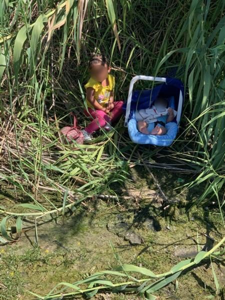 Imagen de la noticia: EE.UU: Hallaron a bebé de 3 meses y su hermana de 2 años abandonados en río fronterizo