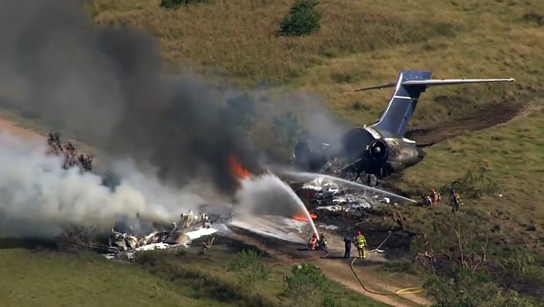 Imagen de la noticia: EE.UU: Se estrella y se incendia en Texas un avión con 21 personas a bordo y todas sobreviven.(vídeos)