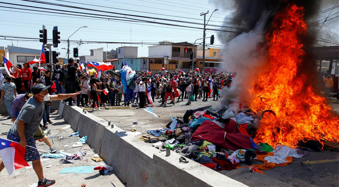 Imagen de la noticia: Chile: Imputarán al menos cuatro personas por quemar carpas de migrantes venezolanos