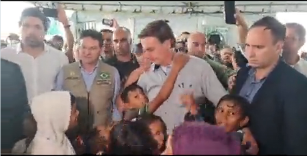 Imagen de la noticia: Bolsonaro visita frontera con Venezuela y se reúne con migrantes: Decisiones incorrectas llevan a esto