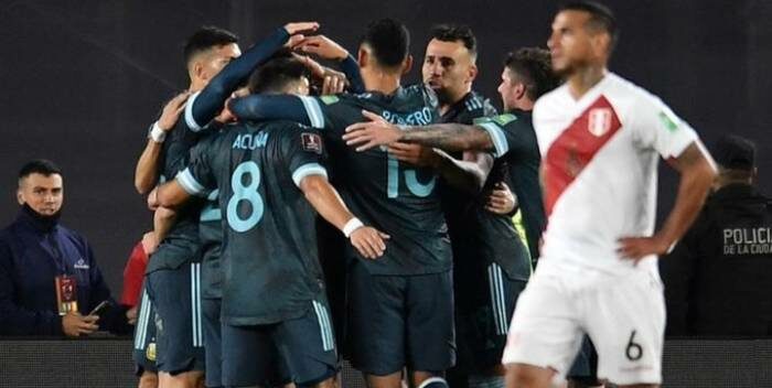 Imagen de la noticia: Eliminatorias Catar 2022: Argentina saca 8 puntos al tercero y hunde a Perú en el penúltimo puesto