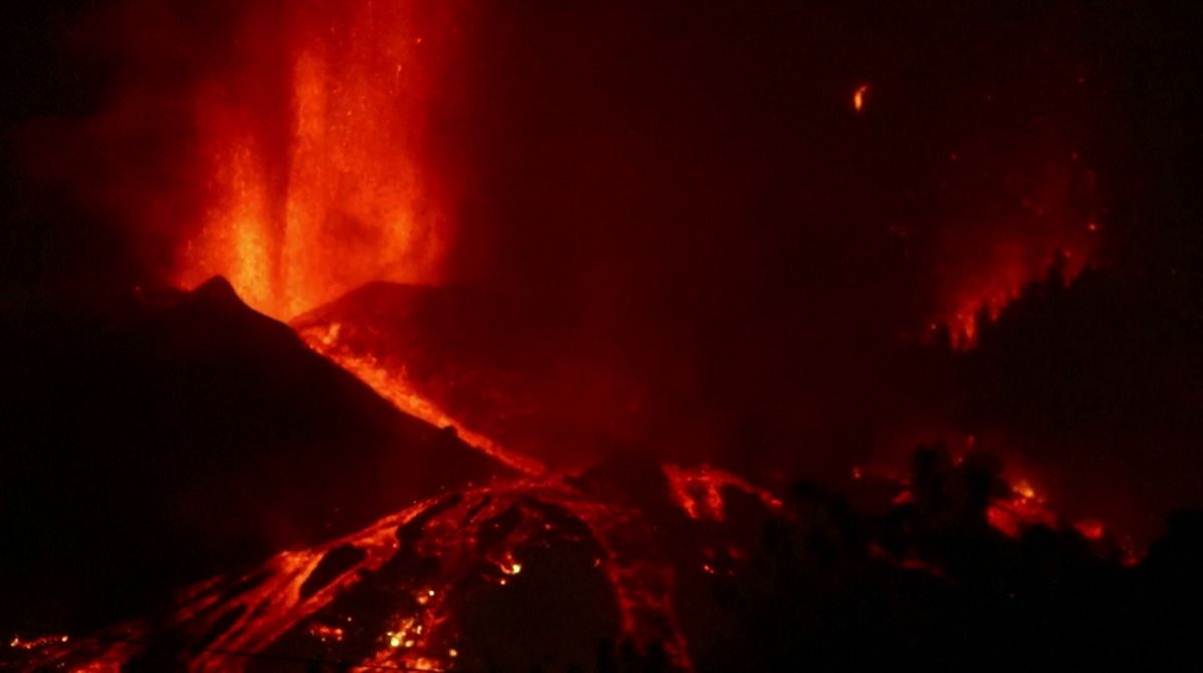 Imagen de la noticia: España: El volcán La Palma alcanza el mar nuevamente y obliga a confinar a la población