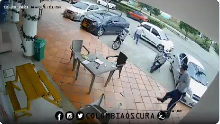 Imagen de la noticia: Colombia: Vigilante muere al reaccionar a un intento de robo, el delincuente también murió.(vídeo)
