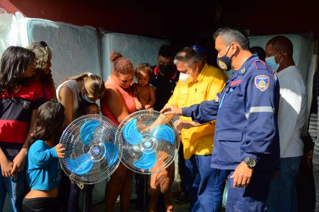 Imagen de la noticia: Municipio Lagunillas: Alcaldia entrega ayuda a familia afectada por incendio