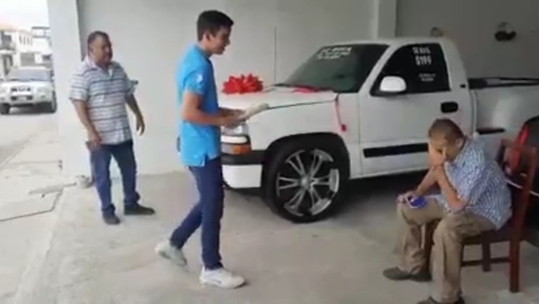 Imagen de la noticia: Un mexicano que padece cáncer de estómago rifa su camioneta para costear el tratamiento y el ganador se la devuelve.(vídeo)
