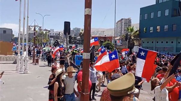 Imagen de la noticia: Chile: Destruyen carpas de venezolanos durante protesta contra la migración y la delincuencia en Iquique