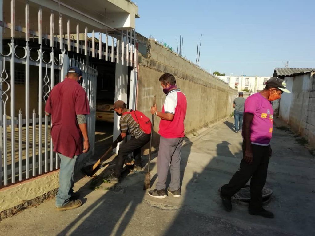 Imagen de la noticia: Municipio Cabimas: Alcaldia realiza destape y limpieza de boca de visitas en el sector Barrio Obrero