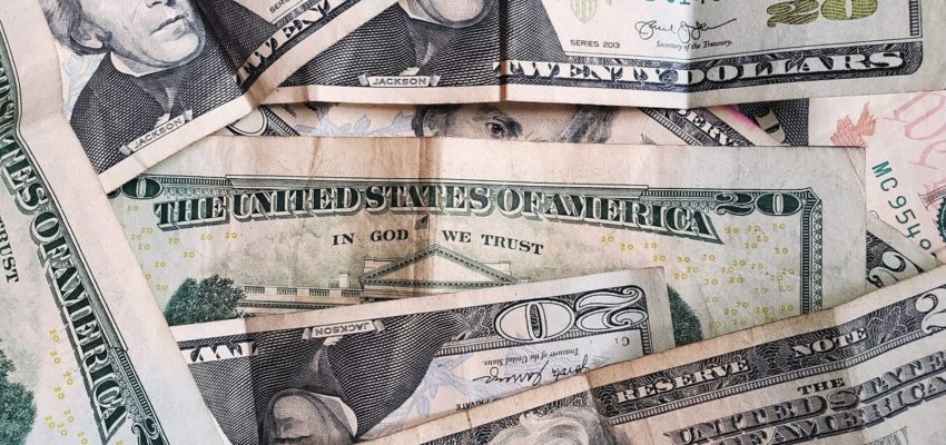 Imagen de la noticia: Dólar baja 0,29% y cierra este 14 de Enero en 4,89 bolívares