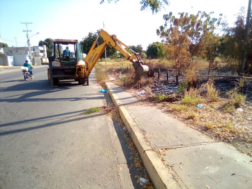 Imagen de la noticia: Municipio Lagunillas: Alcaldía recupera espacios en la carretera «L» a través del Plan Lagunillas Limpia
