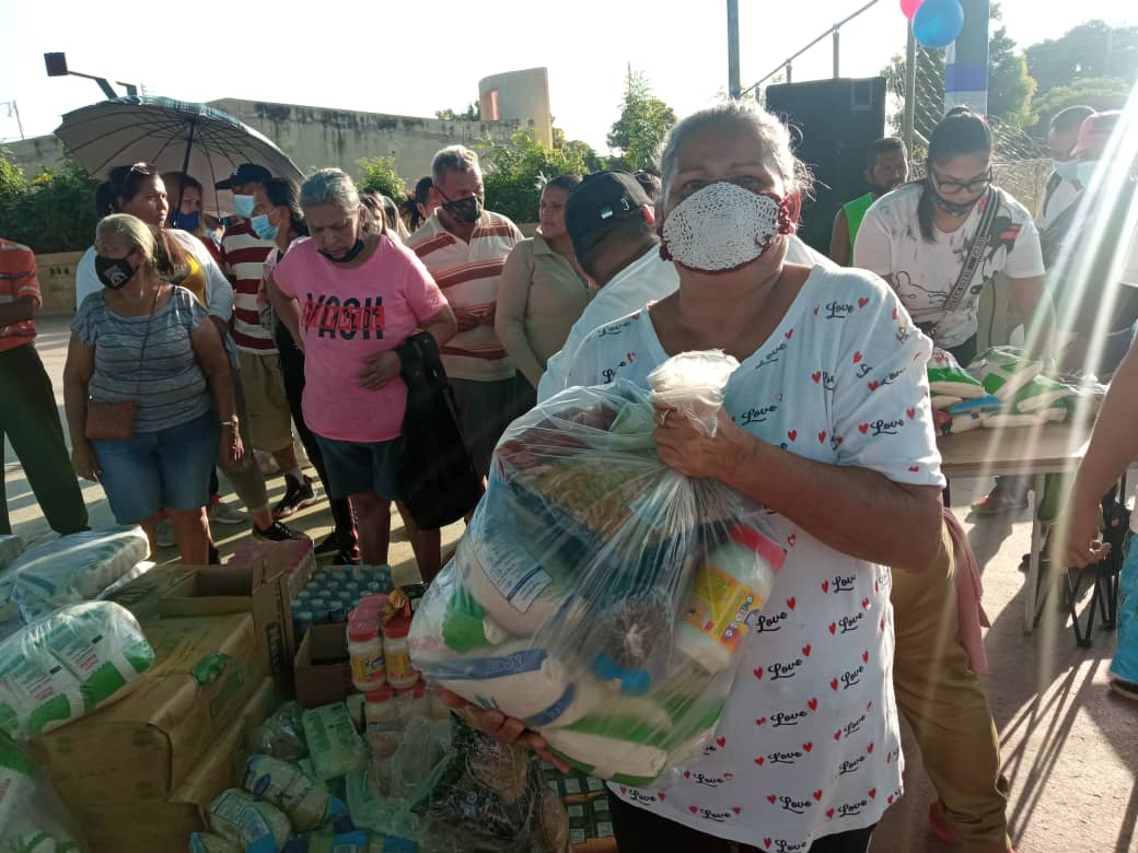 Imagen de la noticia: Municipio Cabimas: Masiva asistencia a la primera jornada del mercado popular de verduras en El Golfito
