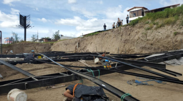 Imagen de la noticia: Ecuador: Fallecen dos obreros venezolanos al caer una estructura.(vídeo)