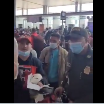 Imagen de la noticia: Colombia: Denuncian que habrían impedido a un grupo de venezolanos abordar un vuelo a México desde el aeropuerto de Bogotá.(vídeo)