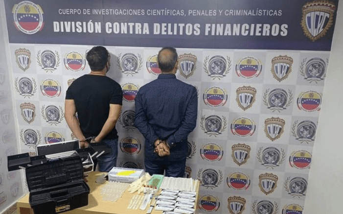 Imagen de la noticia: Caracas: Detienen a dos sujetos por venta fraudulenta de certificados para Covid-19