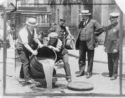 Imagen de la noticia: Un día como hoy, 16 de enero en la historia: 1920 entra en vigor la Ley Seca en Estados Unidos, la cual prohibió (sin éxito) la venta y consumo de bebidas alcohólicas