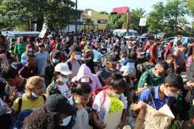 Imagen de la noticia: Mexico: Grupo de venezolanos junto con unos 500 migrantes, marchan para solicitar libre tránsito hacia la frontera con Estados Unidos