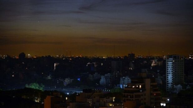 Imagen de la noticia: Argentina: Al menos 100 mil personas de Buenos Aires y alrededores sufren cortes de luz