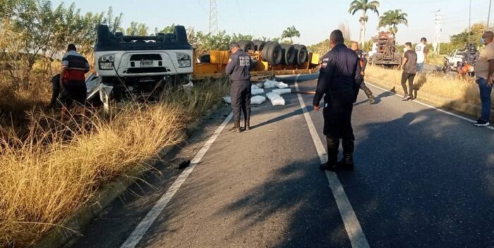 Imagen de la noticia: Estado Aragua: Dos fallecidos al volcar camión cargado de azúcar