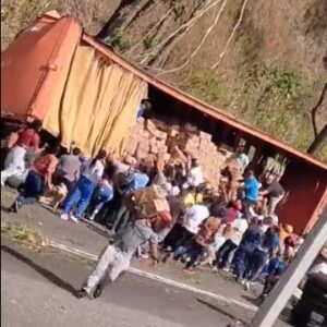 Imagen de la noticia: Caracas: Saquean camión cargado de harina PAN que se volcó en la Bajada de Tazón.(video)