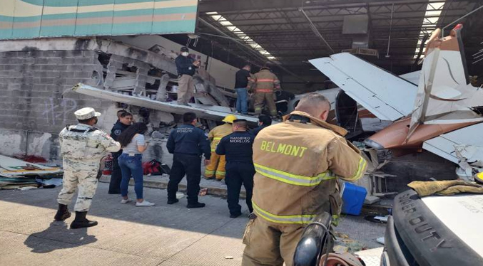 Imagen de la noticia: México: Tres muertos deja caída de una avioneta en un supermercado