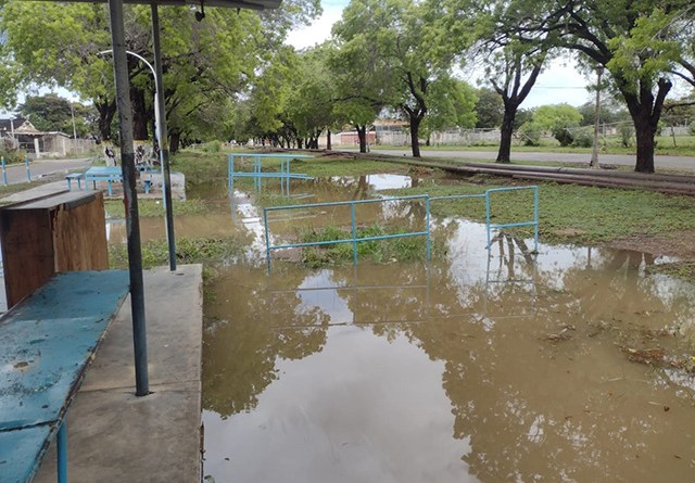 Imagen de la noticia: Municipio Valmore Rodríguez: Lluvias ponen en alerta a vecinos por falta de canalización de drenaje