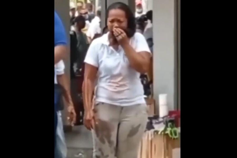 Imagen de la noticia: Colombia: Mujer le metió la mano en aceite caliente a empleada por llevarle la comida fría.(video)