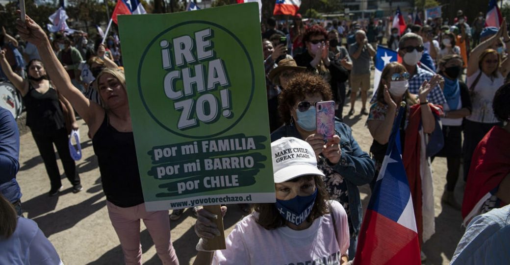 Imagen de la noticia: Chile: Decenas de personas se manifiestan por el rechazo de la nueva Constitución