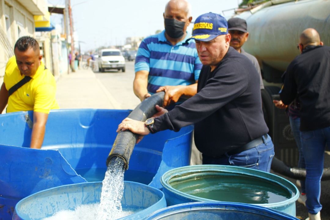 Imagen de la noticia: Municipio Cabimas: Alcaldía realizá Mega Jornada de suministro de agua potable en El Golfito